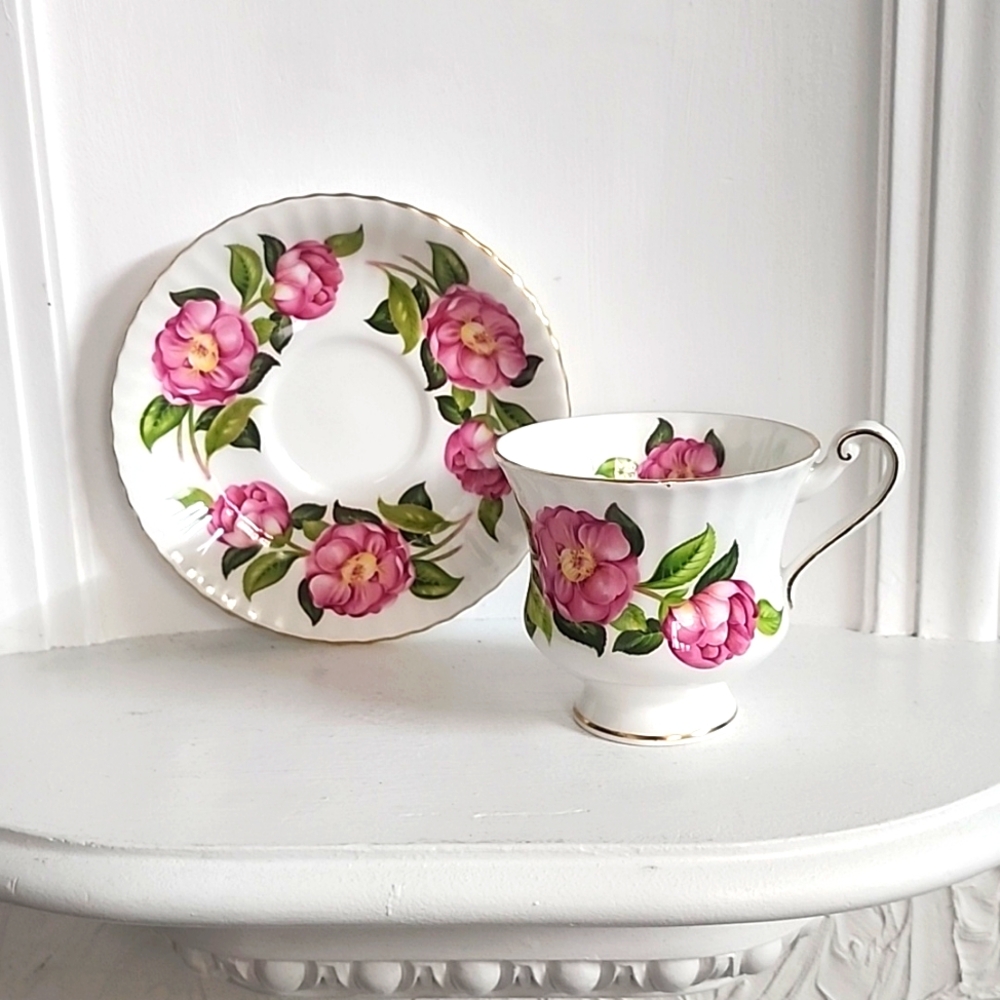 Royal Standard Fine Bone China England Tea Cup & Saucer